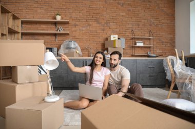 Yeni evlerinin dizüstü planlama tasarımı ile genç çift