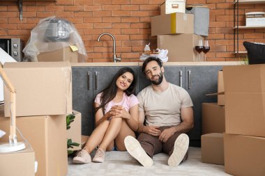 Yeni eve taşındıktan sonra mutlu genç çift