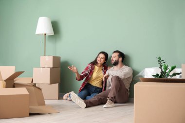 Yeni evinde karton kutular ile Mutlu genç çift