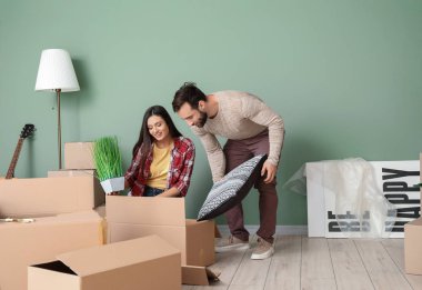 Genç çift yeni eve taşındıktan sonra şeyler açma