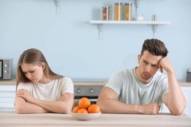 Evde kavgalı bir çift. Boşanma kavramı