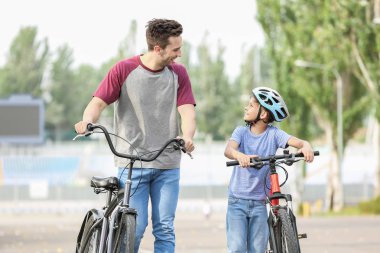 Mutlu baba ve oğul açık havada bisikletsürme