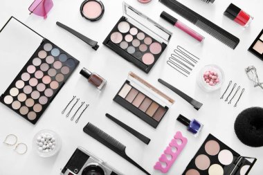 Beyaz arka plan üzerinde aksesuarları ile dekoratif kozmetik seti
