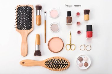 Beyaz arka plan üzerinde aksesuarları ile dekoratif kozmetik seti