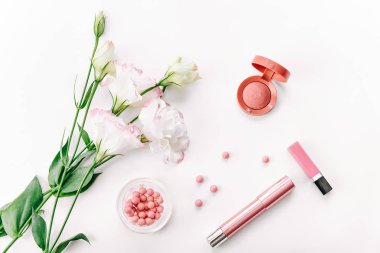 Dekoratif kozmetik çiçekli beyaz arka plan üzerinde ayarla