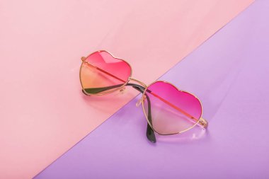 Renkli arkaplanda şık güneş gözlükleri