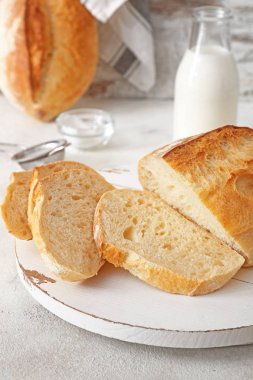 Beyaz tahtada lezzetli taze ekmek