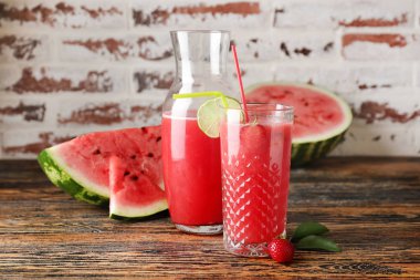 Masada cam ve şişe tatlı karpuz suyu