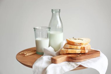 Masada tereyağı, otlar ve süt ile taze ekmek Dilimleri