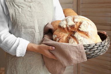 Taze ekmek ile sepet tutan kadın, closeup