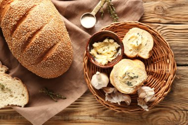 Masada tereyağı, otlar ve sarımsak ile taze ekmek Dilimleri