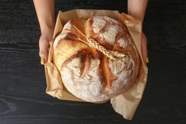 Taze ekmekli kadın, yakın çekim