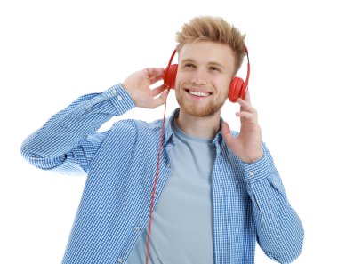 Beyaz arka planda müzik dinlemek yakışıklı genç