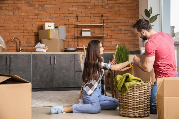 Casal jovem desempacotar coisas depois de se mudar para casa nova — Fotografia de Stock