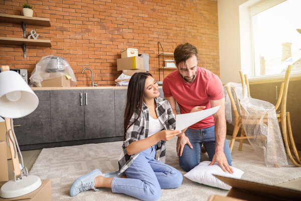 Молодая пара после переезда в новый дом
