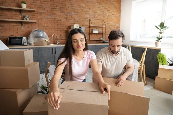 Jong stel het uitpakken van dingen na het verhuizen naar een nieuw huis — Stockfoto