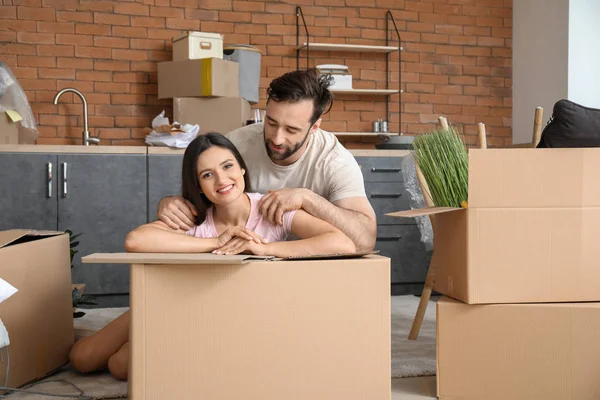 Gelukkig jong stel na het verhuizen naar een nieuw huis — Stockfoto