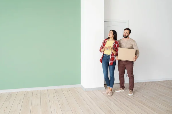 Feliz joven pareja en su nueva casa — Foto de Stock