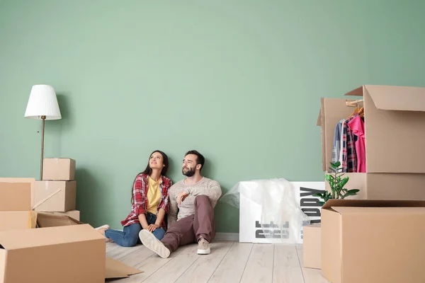 幸福的年轻夫妇与纸板箱在他们的新房子 — 图库照片