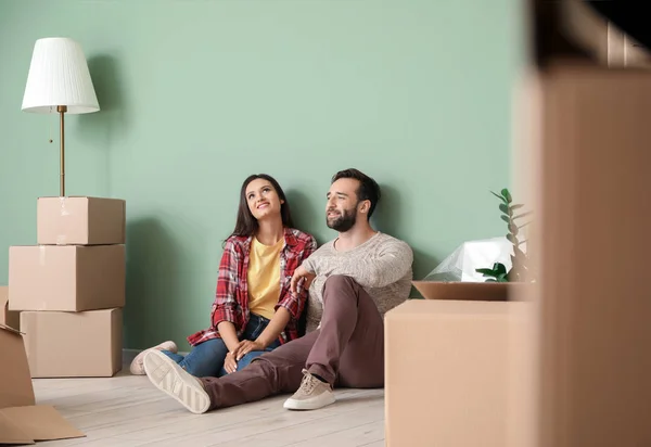 Jovem casal feliz com caixas de papelão em sua nova casa — Fotografia de Stock