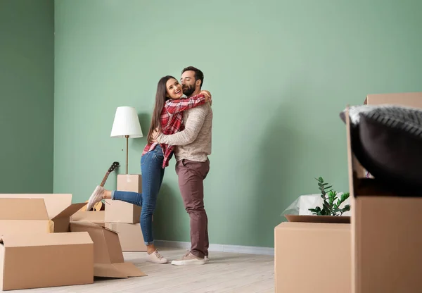 Joyeux jeune couple avec des boîtes en carton dans leur nouvelle maison — Photo