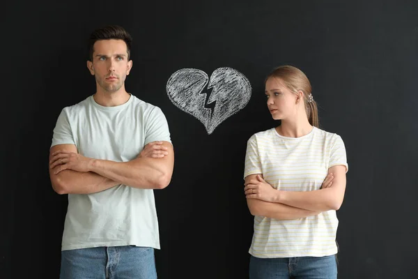 Quarreled couple and drawing of broken heart on dark background. Concept of divorce — Stock Photo, Image
