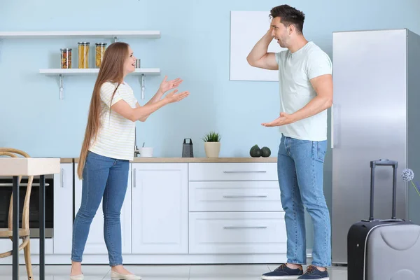 Pareja en cuarentena en casa. Concepto de divorcio — Foto de Stock