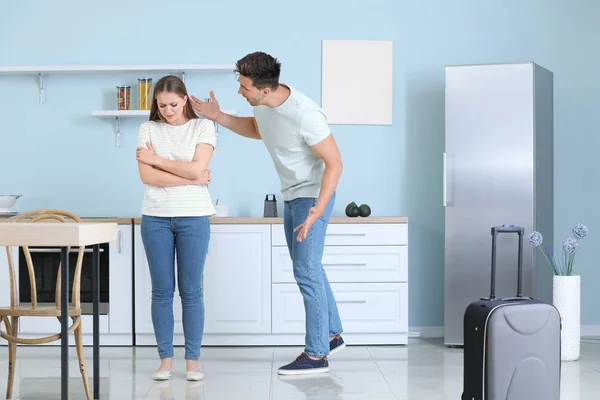 Pareja en cuarentena en casa. Concepto de divorcio — Foto de Stock