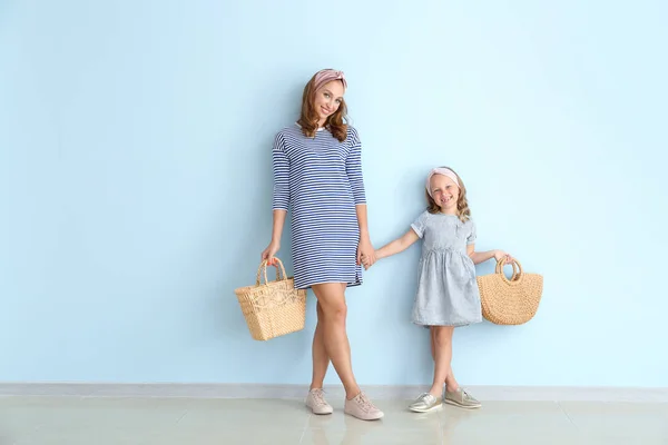 Mooie vrouw en haar kleine dochter in de buurt van Color Wall — Stockfoto