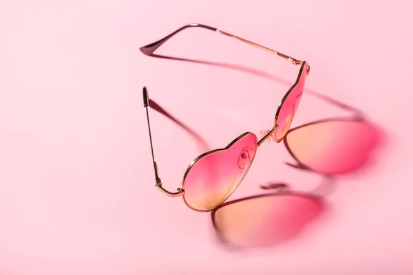 Stylowe okulary przeciwsłoneczne na tle koloru — Zdjęcie stockowe