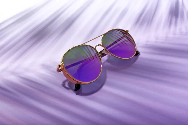 Stylové sluneční brýle na barevném pozadí — Stock fotografie