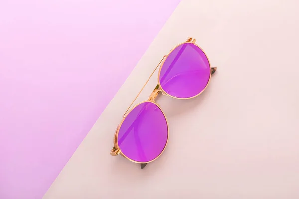 Snygga solglasögon på färg bakgrund — Stockfoto