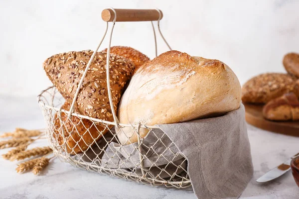 Cesta con surtido de pan en la mesa — Foto de Stock