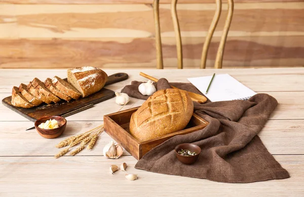 Gustoso pane fresco con burro e spezie sul tavolo di legno bianco — Foto Stock