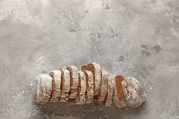 Sabroso pan cortado sobre fondo grunge — Foto de Stock