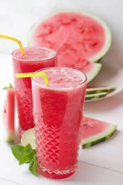 Óculos de suco de melancia fresca na mesa — Fotografia de Stock