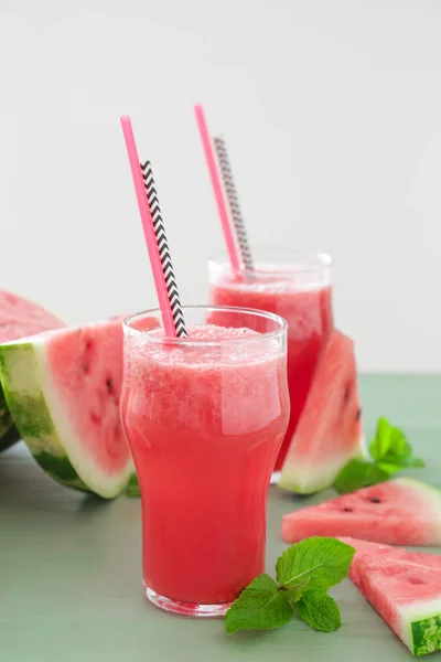 Vaso de jugo de sandía fresca en la mesa —  Fotos de Stock