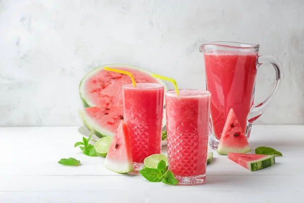 Vasos de jugo de sandía fresca en la mesa —  Fotos de Stock