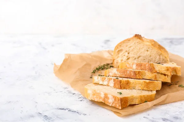 Plakjes vers brood op lichte achtergrond — Stockfoto