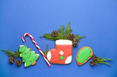 Renk arka plan üzerinde lezzetli Noel kurabiyeleri