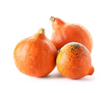 Beyaz arkaplanda taze balkabakları