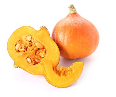 Beyaz arkaplanda taze balkabakları