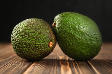 Ahşap masa üzerinde olgun avokado