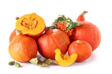 Beyaz arkaplanda taze balkabakları