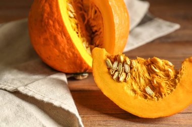 ahşap masa üzerinde taze kabak