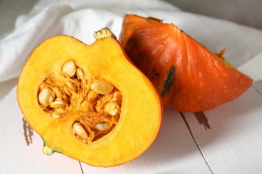 Beyaz tahtaüzerinde kabak kes