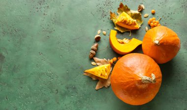 Renkli arkaplanda taze kabaklar