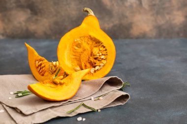 Taze kabak tuz ve biberiye masada