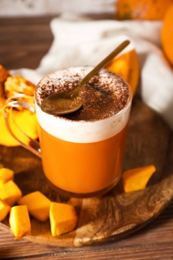 Ahşap tabakta lezzetli kabak kahve fincanı