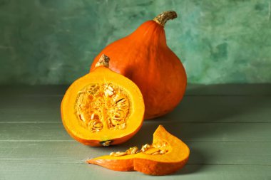 Renkli arkaplanda taze kabaklar